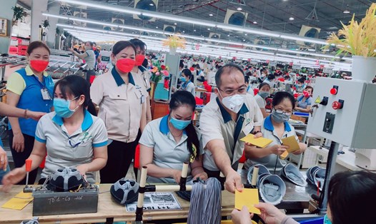 Công đoàn cơ sở Công ty Cổ phần TKG Taekwang Vina lì xì cho người lao động trong ngày đi làm đầu tiên của năm 2022. Ảnh: Hà Anh Chiến