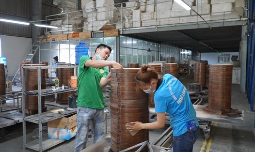 Công nhân một doanh nghiệp chế biến gỗ xuất khẩu tại TP.Biên Hoà, tỉnh Đồng Nai. Ảnh: Hà Anh Chiến