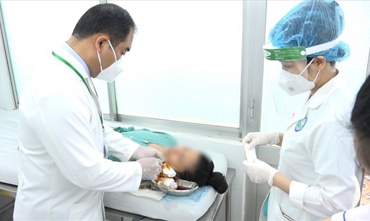 Một bệnh nhân được xử lý biến chứng sau khi thực hiện thẩm mỹ tại cơ sở chui. Ảnh: NGUYỄN LY