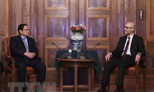 Thủ tướng Phạm Minh Chính làm việc với Tổng Thư ký Tòa trọng tài thường trực Marcin Czepelak. Ảnh: TTXVN