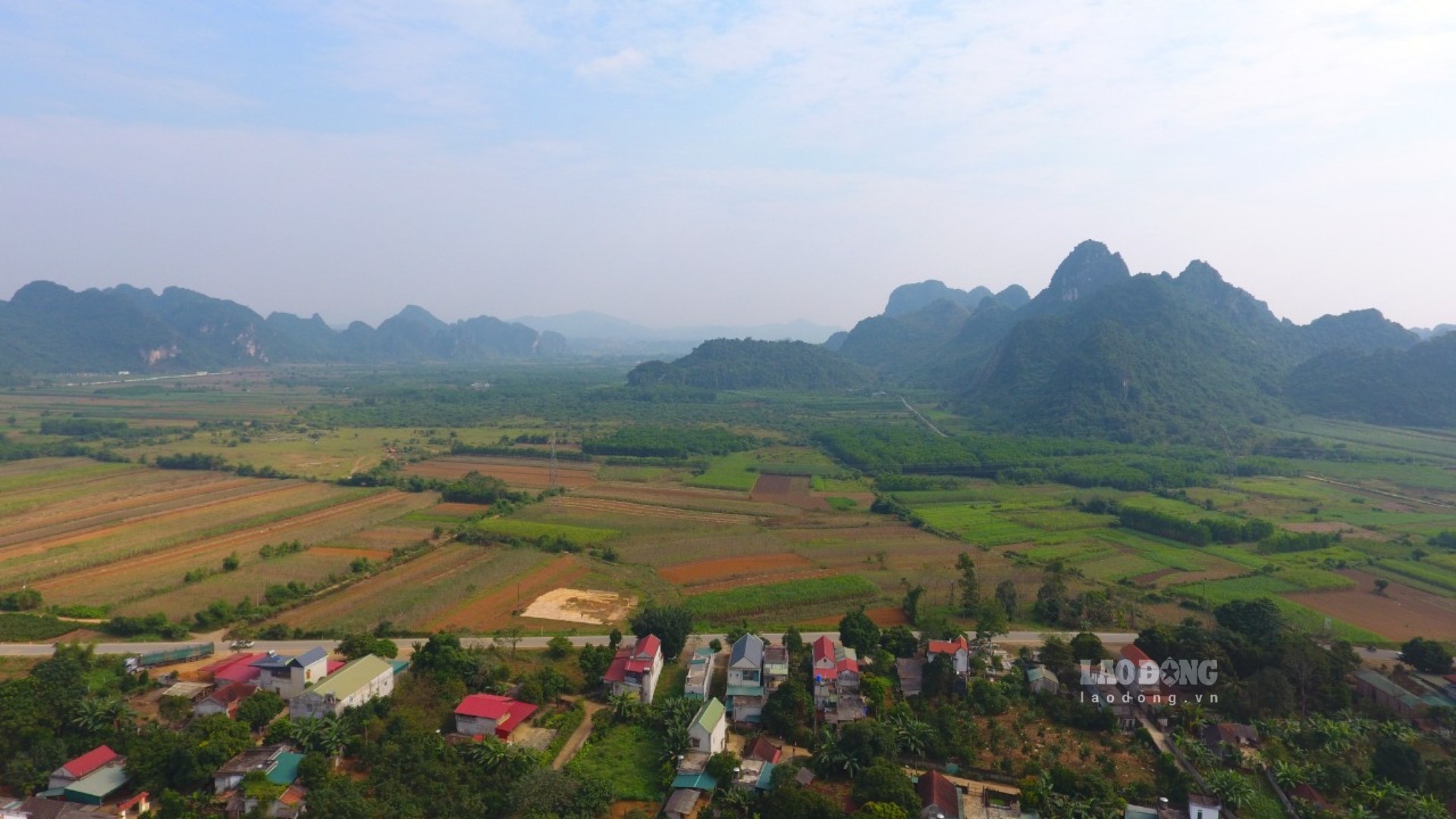 Khu đất dự án của FLC tại huyện Yên Thuỷ. Ảnh: Minh Nguyễn.