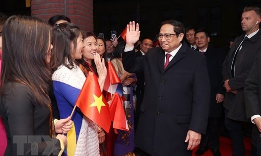 Cán bộ, nhân viên Đại sứ quán và cộng đồng người Việt Nam đón Thủ tướng Phạm Minh Chính tại sân bay quốc tế Schiphol, thành phố Amsterdam, Hà Lan. Ảnh: TTXVN