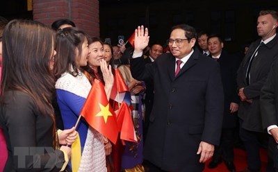 Cán bộ, nhân viên Đại sứ quán và cộng đồng người Việt Nam đón Thủ tướng Phạm Minh Chính tại sân bay quốc tế Schiphol, thành phố Amsterdam, Hà Lan. Ảnh: TTXVN