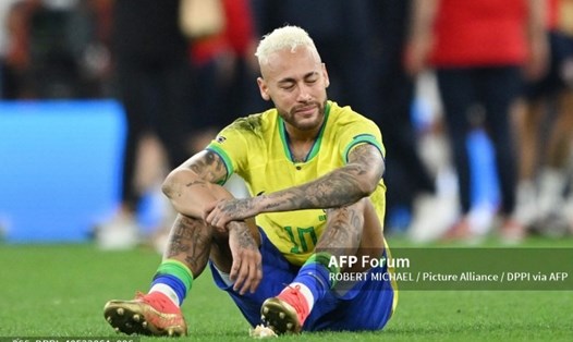 Neymar bật khóc khi Brazil để thua Croatia.  Ảnh: AFP