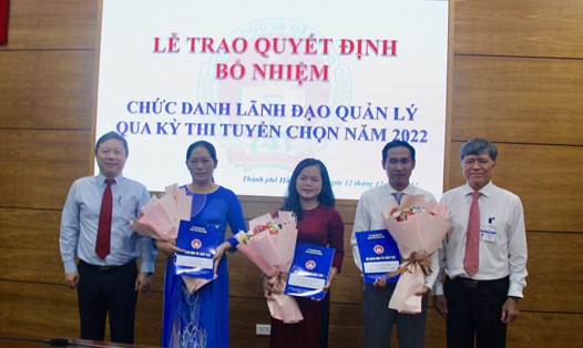 Trao quyết định bổ nhiệm phó hiệu trưởng 3 trường THPT tại TPHCM. Ảnh: Huyên Nguyễn