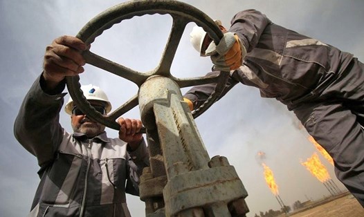 Giá dầu thô thế giới đã giảm xuống mốc thấp nhất trong vòng một năm. Ảnh: AFP.