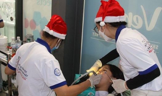 Nha sĩ của Hội Răng Hàm Mặt TPHCM khám răng cho em nhỏ. Ảnh: BTC