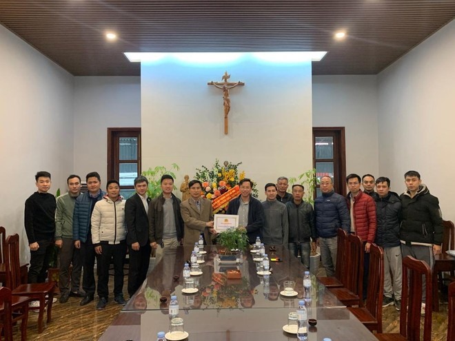 Đoàn công tác Công an TP Hà Nội chúc mừng Giáo xứ Hoàng Nguyên nhân dịp Noel 2022. Ảnh: Công an Hà Nội