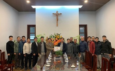 Đoàn công tác Công an TP Hà Nội chúc mừng Giáo xứ Hoàng Nguyên nhân dịp Noel 2022. Ảnh: Công an Hà Nội