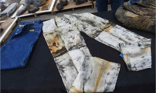 Chiếc quần lấy từ xác tàu đắm  S.S. Central America. Ảnh: Holabird Western Americana
