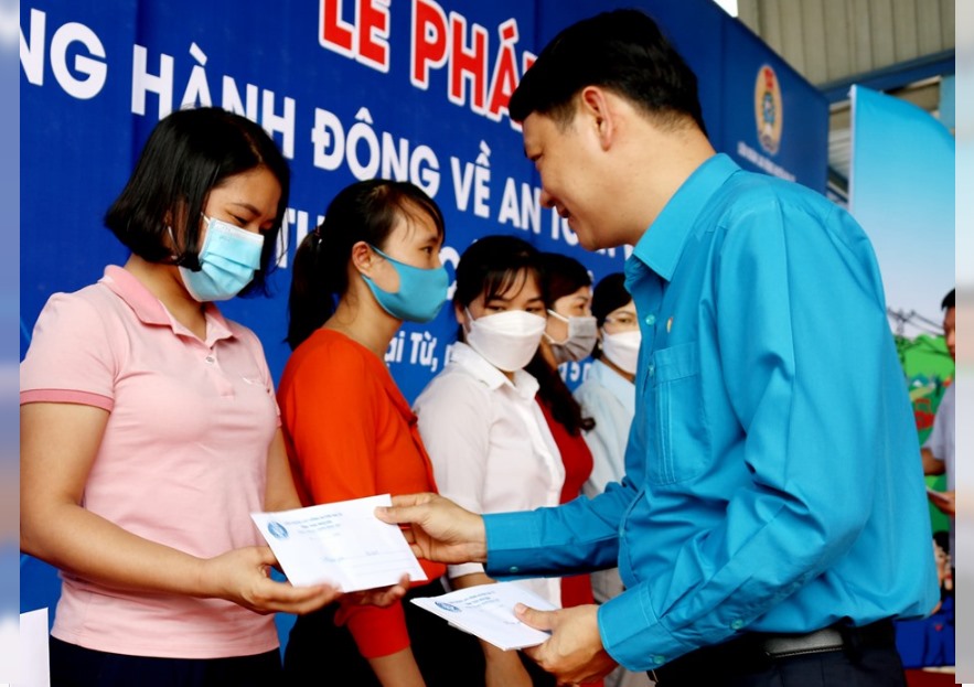 Ông Phạm Việt Dũng, Chủ tịch LĐLĐ tỉnh Thái Nguyên tặng quà đoàn viên khó khăn. Ảnh: Công đoàn Thái Nguyên