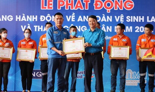 Lãnh đạo LĐLĐ tỉnh Thái Nguyên tặng bằng khen cho đoàn viên, người lao động. Ảnh: Công đoàn Thái Nguyên