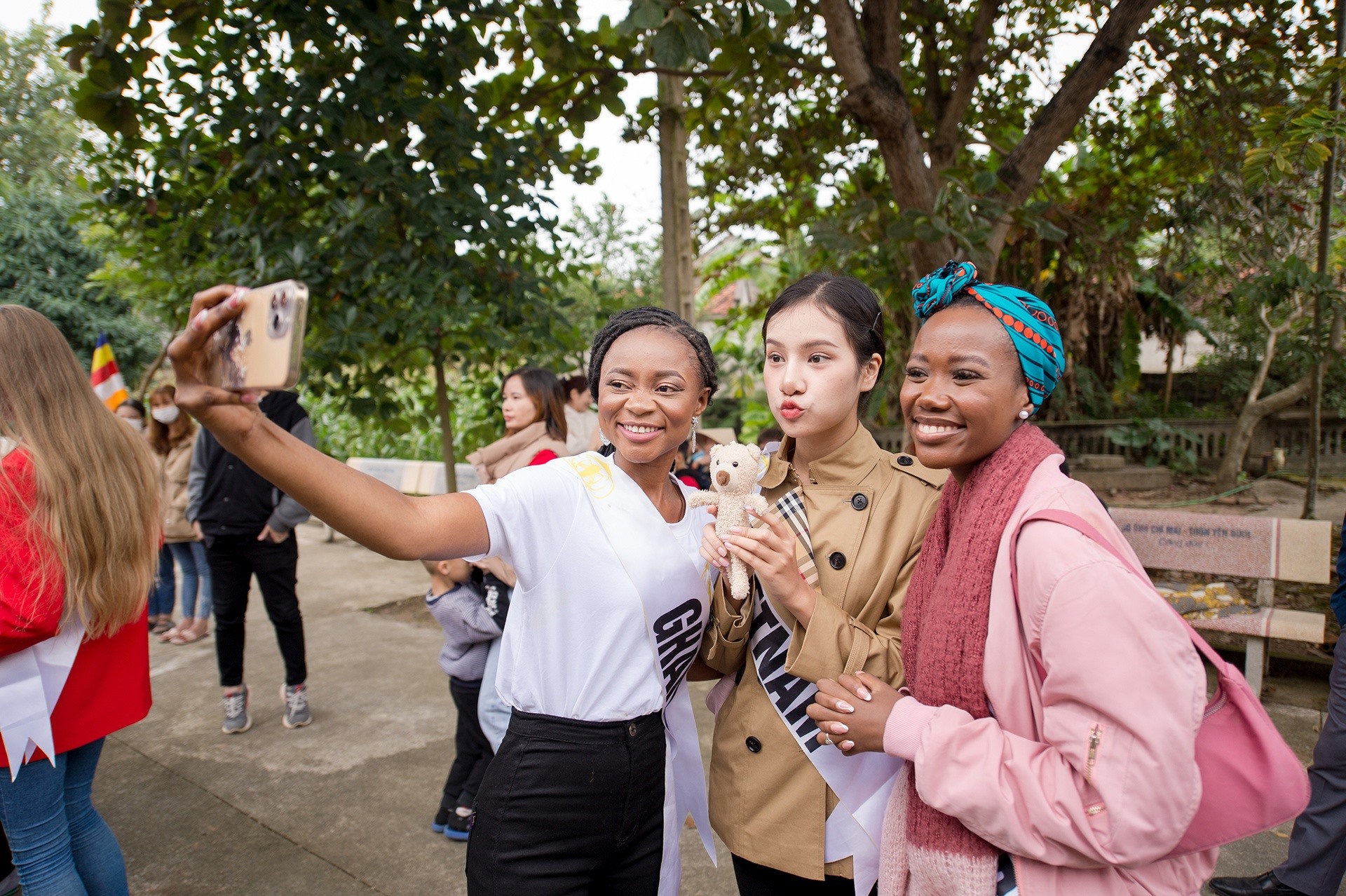 Hương Ly cùng các thí sinh Hoa hậu Du lịch Thế giới chụp ảnh. Ảnh: Ban tổ chức.