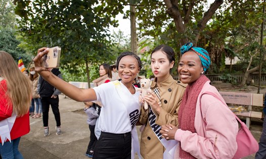 Hương Ly cùng các thí sinh Hoa hậu Du lịch Thế giới chụp ảnh. Ảnh: Ban tổ chức.