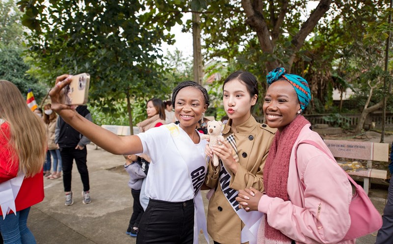 Hương Ly cùng các thí sinh Hoa hậu Du lịch Thế giới chụp ảnh. Ảnh: Ban tổ chức.