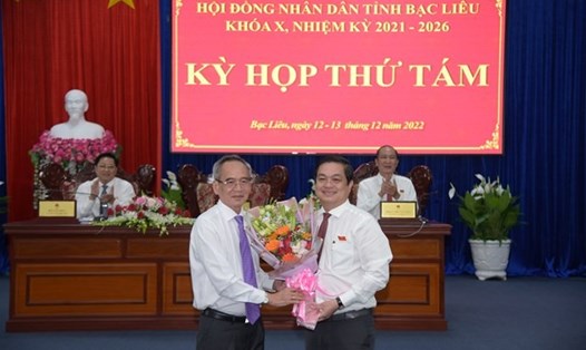 Bí thư Tỉnh ủy Bạc Liêu Lữ Văn Hùng tặng hoa chúc mừng ông Huỳnh Chí Nguyện được bầu làm Phó chủ tịch UBND tỉnh. Ảnh: Nhật Hồ