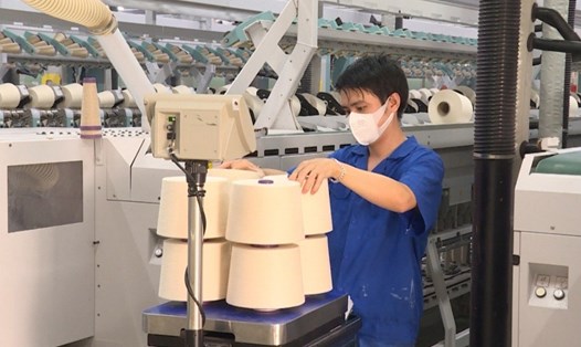 Doanh nghiệp ngành Dệt may tại Thái Bình đẩy mạnh tiêu thụ tại thị trường nội địa để duy trì thu nhập cho người lao động. Ảnh: Hữu Phước