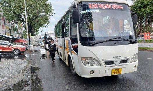 Ô tô dừng đóng khách sai quy định trên đường Điện Biên Phủ (Quận Bình Thạnh) hồi cuối tháng 10.2022.  Ảnh: Minh Quân