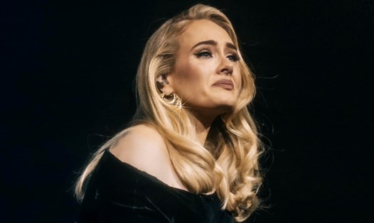 Nữ ca sĩ Adele xúc động trong show Weekend with Adele. Ảnh: Facebook Adele.