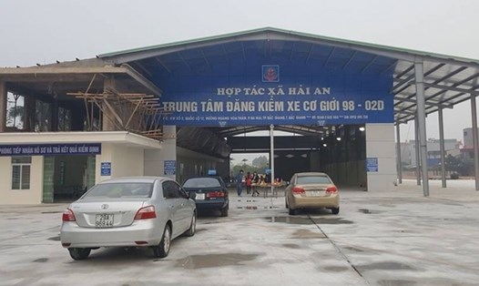 Trung tâm Đăng kiểm xe cơ giới 98-02D thuộc HTX Hải An mới bị Cục Đăng kiểm Việt Nam đình chỉ do kiểm định xe cũ nát đưa đón công nhân. 
Ảnh: Cục đăng kiểm
