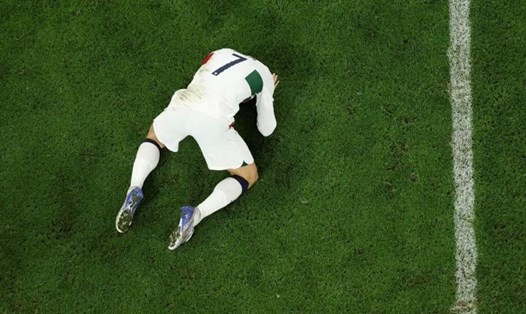 Ronaldo gục ngã sau khi Bồ Đào Nha thua Maroc. Ảnh: AFP