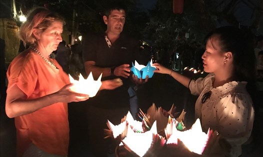Du khách thả đèn trong Lễ hội Nguyên tiêu ở Hội An. Ảnh: Tường Minh