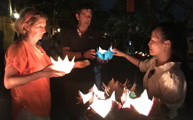 Du khách thả đèn trong Lễ hội Nguyên tiêu ở Hội An. Ảnh: Tường Minh