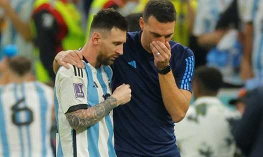 Huấn luyện viên Lionel Scaloni bảo vệ Messi cùng đồng đội trước trận bán kết Croatia vs Argentina. Ảnh: AFP