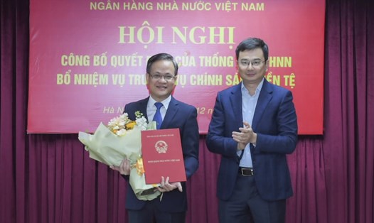Phó Thống đốc NHNN Phạm Thanh Hà trao Quyết định bổ nhiệm cho ông Phạm Chí Quang. Ảnh SBV