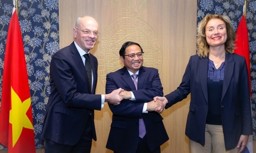 Thủ tướng Phạm Minh Chính và Chủ tịch Thượng viện Jan Anthonie Bruijn (trái) và Chủ tịch Hạ viện Vera Bergkamp (phải). Ảnh: VGP