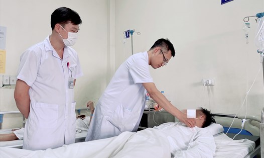 Ths.Bs Nguyễn Duy Khánh - Trung tâm Nam học, Bệnh viện Hữu nghị Việt Đức đang thăm khám cho bệnh nhân sau phẫu thuật. Ảnh: Bệnh viện cung cấp