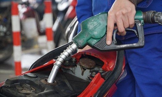 Giá xăng dầu tăng trong phiên điều chỉnh giá ngày 12.12. Ảnh: Tuấn Anh