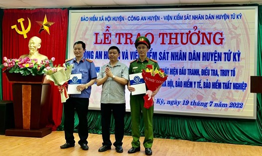 Trao quyết định khen thưởng cho 2 tập thể là Công an huyện Tứ Kỳ và Viện KSND huyện Tứ Kỳ. Ảnh: Bảo hiểm xã hội Việt Nam.