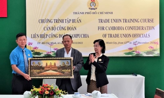Đại diện Liên hiệp Công đoàn Campuchia (bên phải) tặng tranh lưu niệm cho LĐLĐ TPHCM. Ảnh: Nam Dương