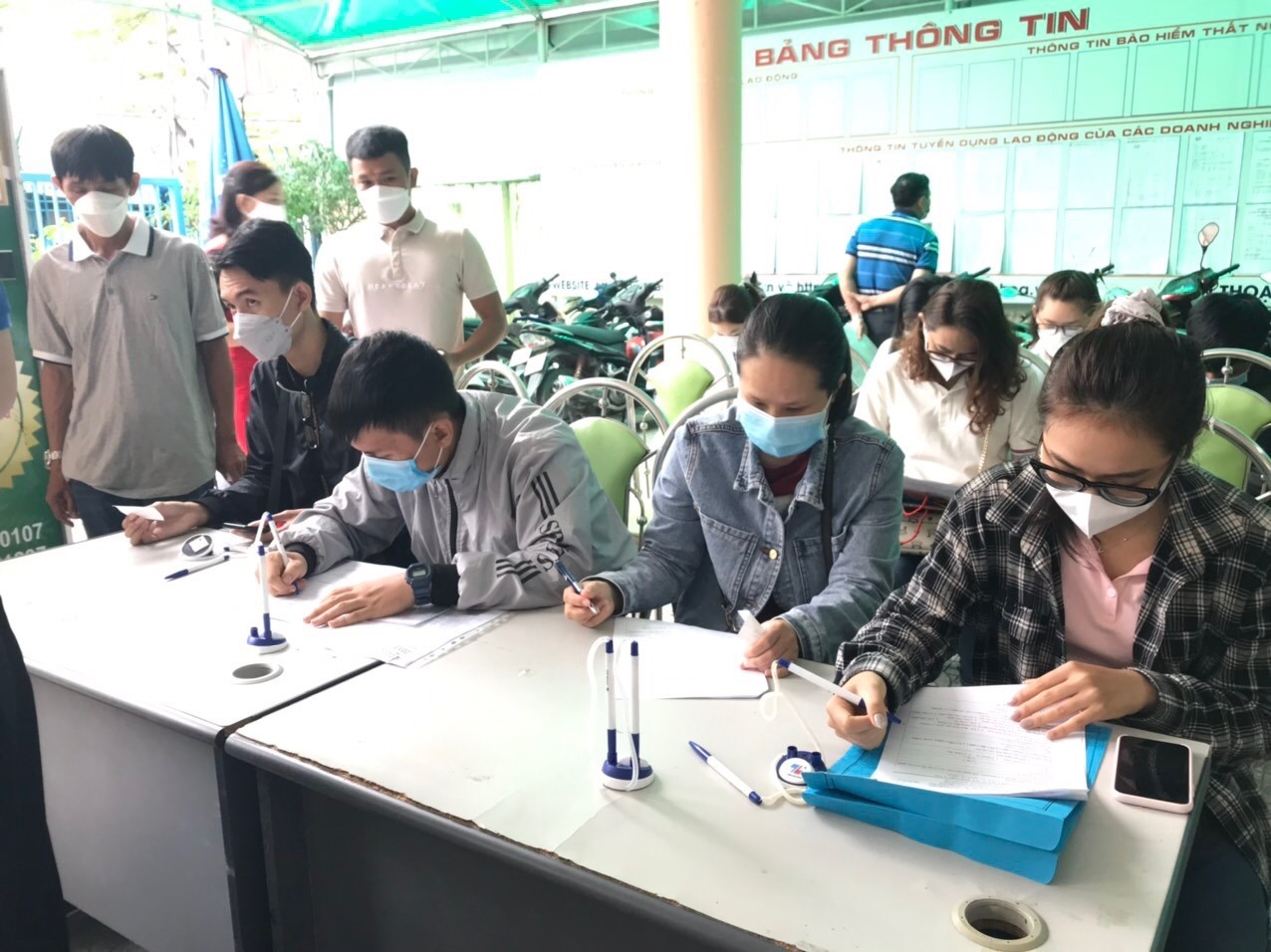 Người lao động tiếp cận thông tin việc làm tại các phiên giao dịch việc làm được Sở LĐTBXH tổ chức. Ảnh: H.Anh