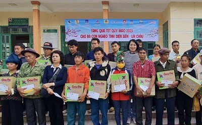 Đại diện Công đoàn Dầu khí Việt Nam trao tặng các phần quà hỗ trợ Tết cho người dân huyện Điện Biên đông, tỉnh Điện Biên. Ảnh: Hải Yên