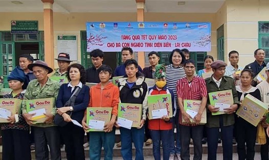 Đại diện Công đoàn Dầu khí Việt Nam trao tặng các phần quà hỗ trợ Tết cho người dân huyện Điện Biên đông, tỉnh Điện Biên. Ảnh: Hải Yên