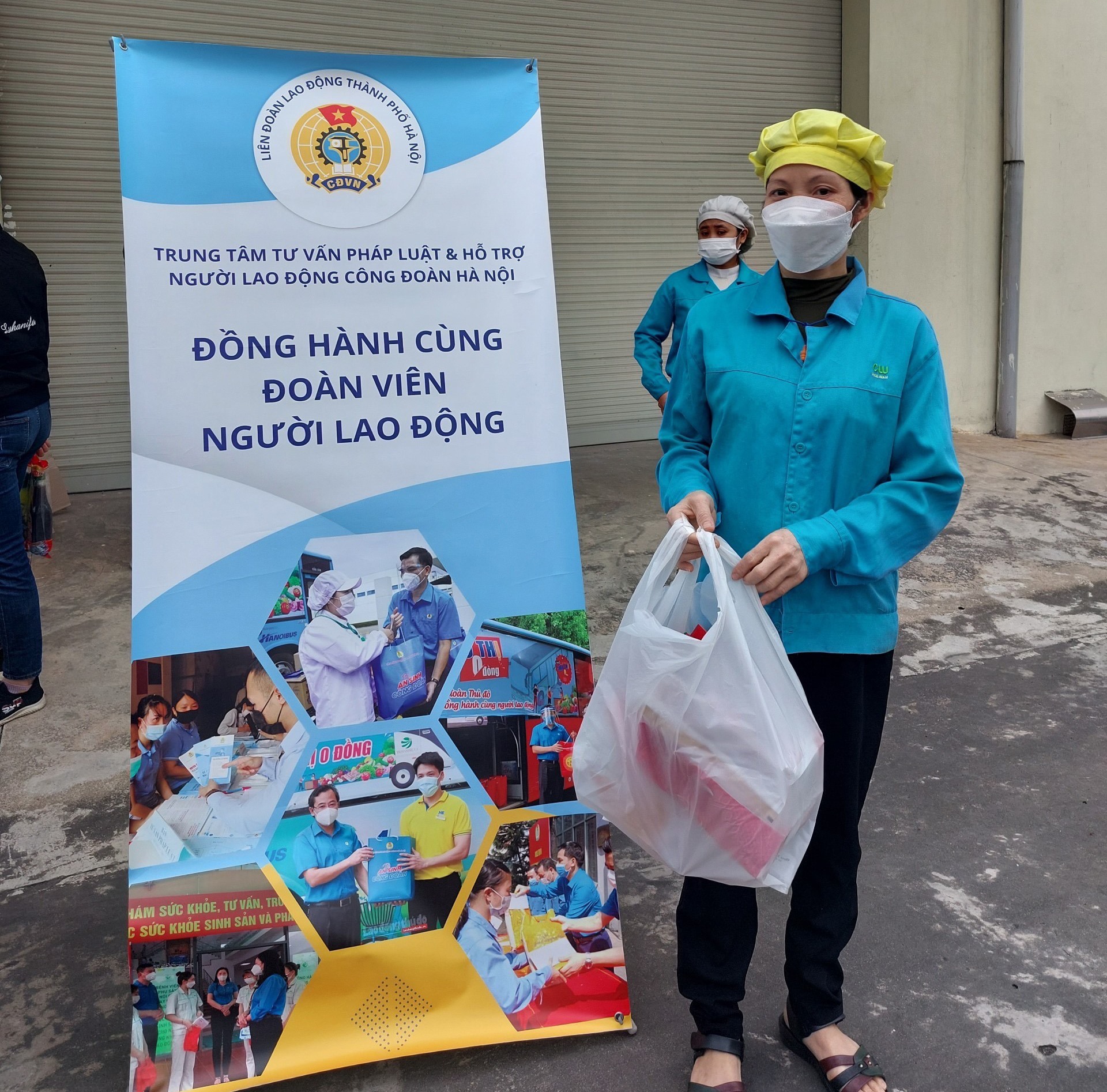 “Xe siêu thị đoàn viên Công đoàn” phục vụ 300 CNLĐ khó khăn Công ty TNHH đồ chơi CheeWah Việt Nam và Công ty TNHH thời trang Star sáng 12.12. Ảnh: Linh Nguyên