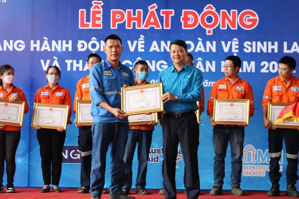 Lãnh đạo LĐLĐ tỉnh Thái Nguyên tặng bằng khen cho đoàn viên, người lao động. Ảnh: Công đoàn Thái Nguyên