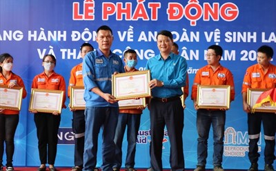 Lãnh đạo LĐLĐ tỉnh Thái Nguyên tặng bằng khen cho đoàn viên, người lao động. Ảnh: Công đoàn Thái Nguyên