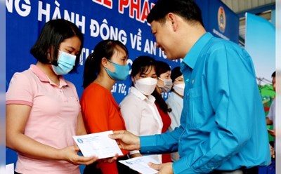 Ông Phạm Việt Dũng, Chủ tịch LĐLĐ tỉnh Thái Nguyên tặng quà đoàn viên khó khăn. Ảnh: Công đoàn Thái Nguyên