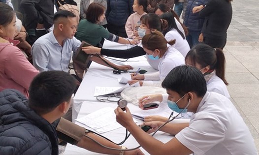 Hàng trăm đoàn viên công đoàn thuộc LĐLĐ huyện Mường Nhé tham gia hiến máu tình nguyện. Ảnh: Chu Hiền