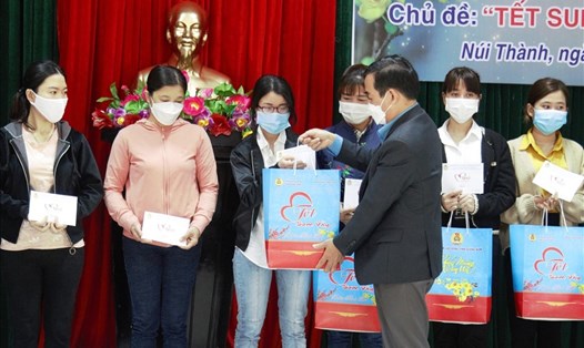 Ông Phan Xuân Quang, Chủ tịch Liên đoàn Lao động tỉnh Quảng Nam trao quà cho công nhân lao động huyện Núi Thành tại Tết sum vầy 2022. Ảnh: Phương Nguyên