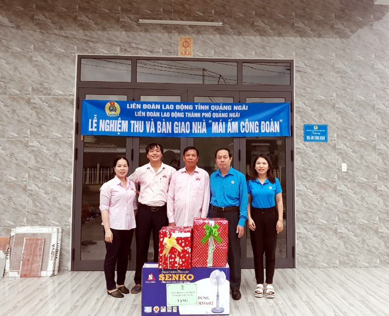 LĐLĐ tỉnh Quảng Ngãi bàn giao nhà "Mái ấm Công đoàn" cho đoàn viên Bùi Quang Lâm tại xã Ba Động, huyện Ba Tơ, tỉnh Quảng Ngãi. Ảnh: Minh Thu