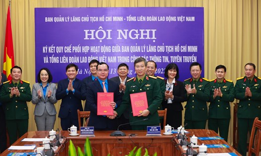 Lãnh đạo Tổng Liên đoàn Lao động Việt Nam và Ban Quản lý Lăng Chủ tịch Hồ Chí Minh ký quy chế phối hợp giữa hai bên. Ảnh: Hải Nguyễn