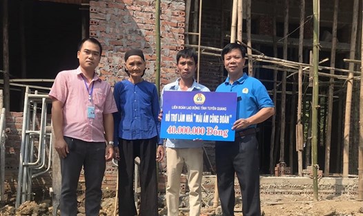 Cán bộ công đoàn tỉnh Tuyên Quang trao hỗ trợ Mái ấm công đoàn cho gia đình đoàn viên có hoàn cảnh khó khăn. Ảnh: Công đoàn Tuyên Quang