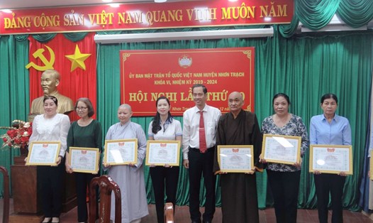 Chủ tịch Uỷ ban MTTQ huyện Phạm Sỹ Linh khen thưởng cho các cá nhân đóng góp tích cực trong công tác mặt trận năm 2022