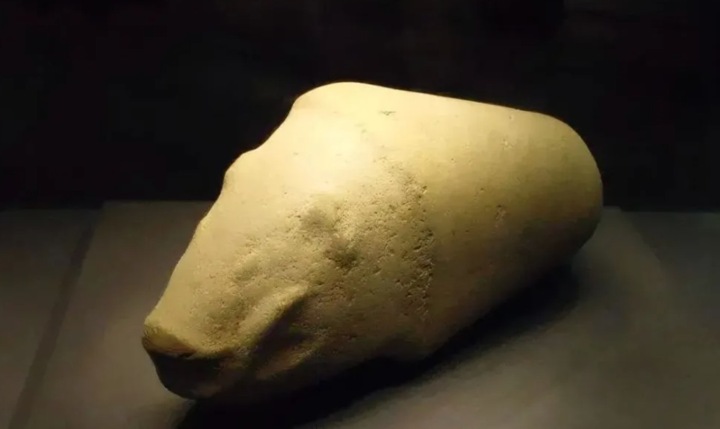 Một khối ngọc chạm hình con heo. Ảnh: VCG