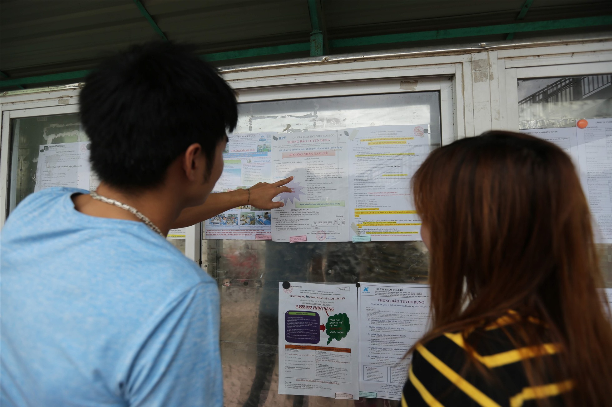 Người lao động tìm kiếm thông tin tuyển dụng. Ảnh minh họa: Hải Nguyễn.