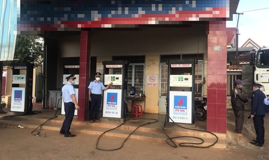Lực lượng Quản lý thị trường tỉnh Đắk Lắk kiểm tra một cơ sở kinh doanh xăng dầu trên địa bàn. Ảnh: Bảo Trung